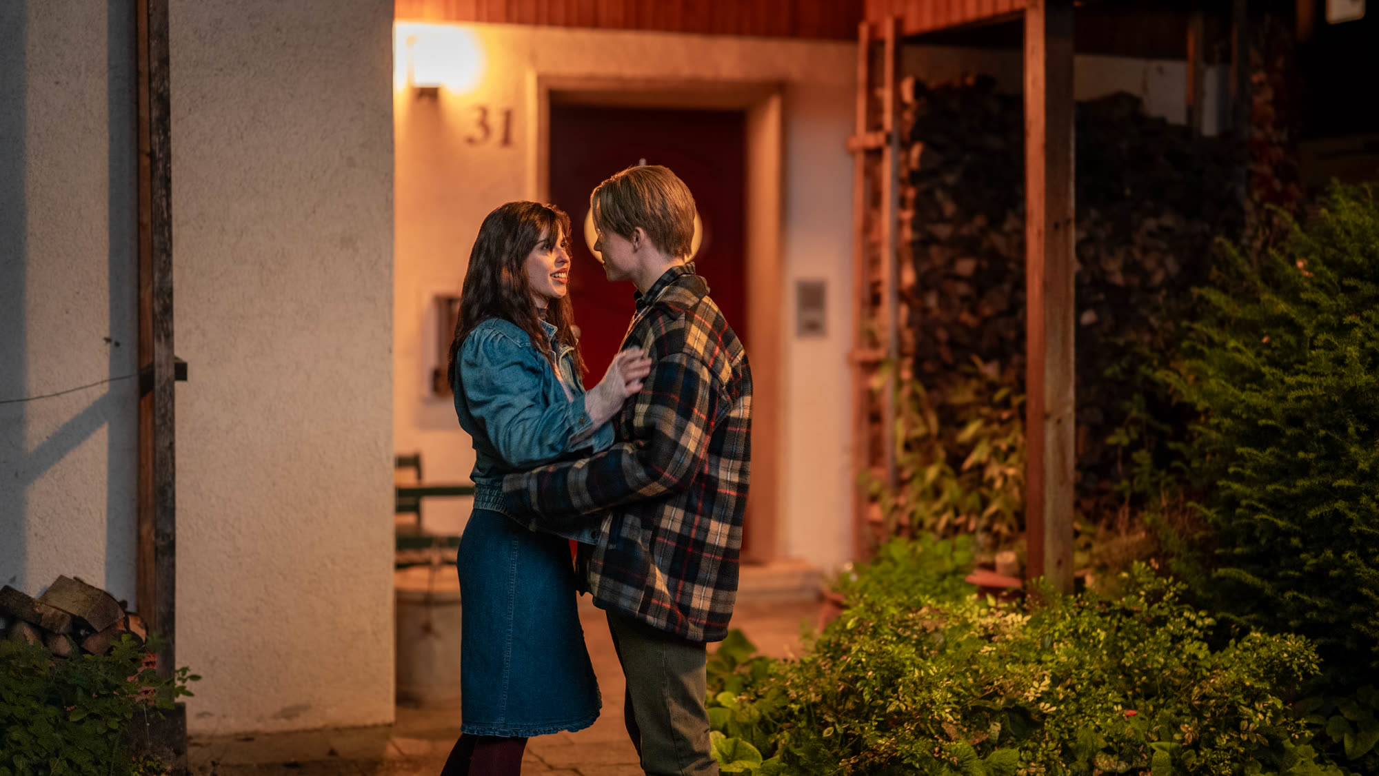 Szene aus Für Sibel: Alex und Sibel stehen sich abends vor einem Haus gegenüber