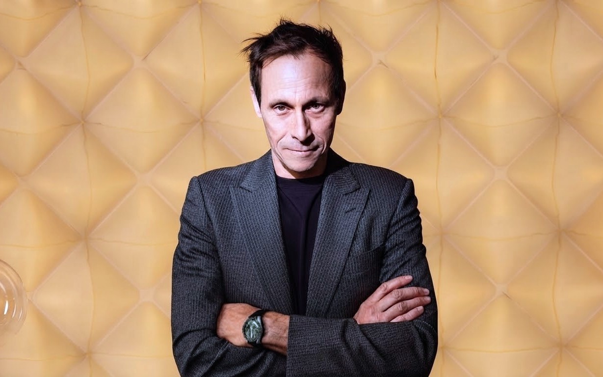 Marc Hosemann vor der goldenen Polsterwand