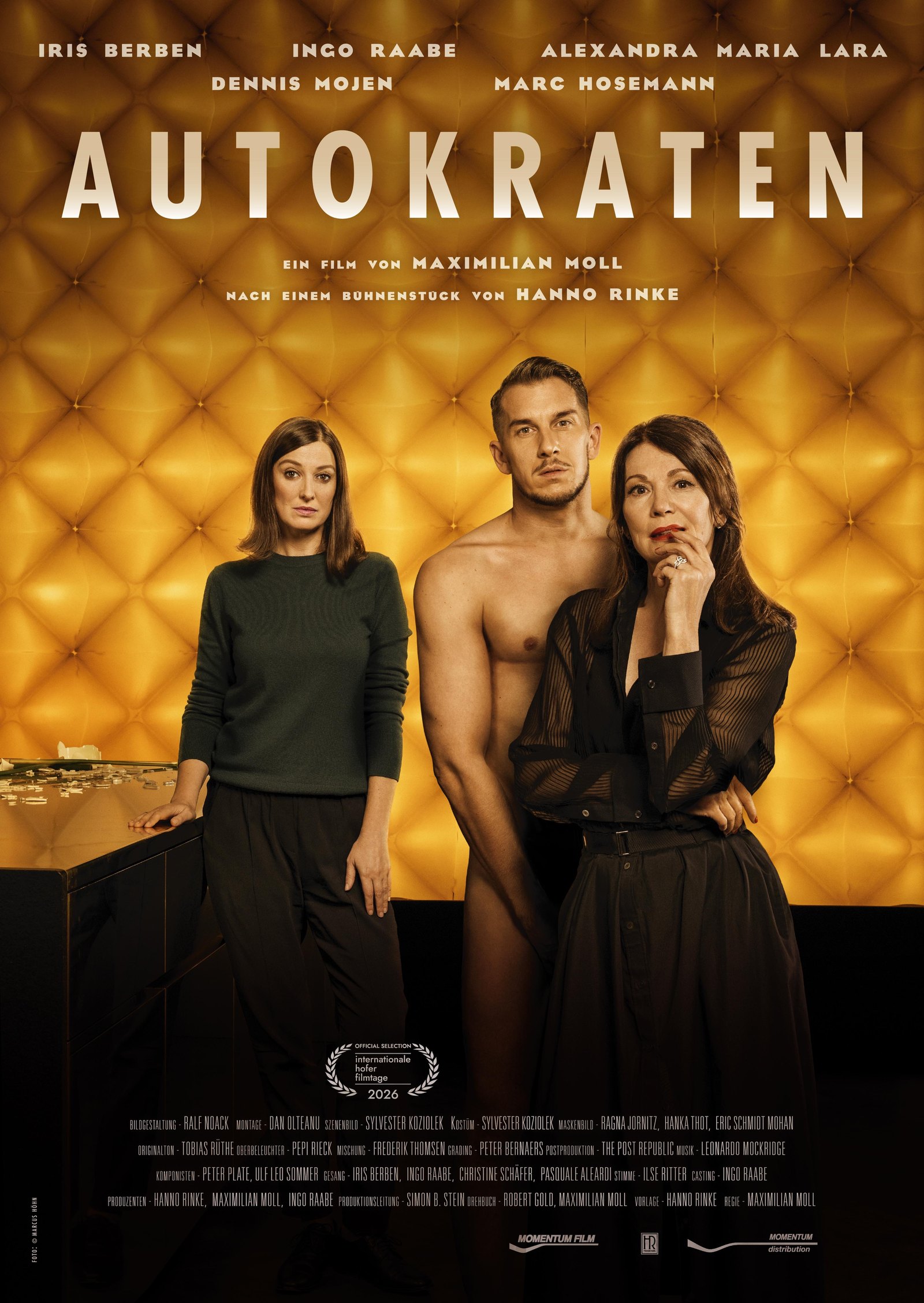 Autokraten Hauptplakat mit Alexandra Maria Lara, Dennis Mojen und Iris Berben